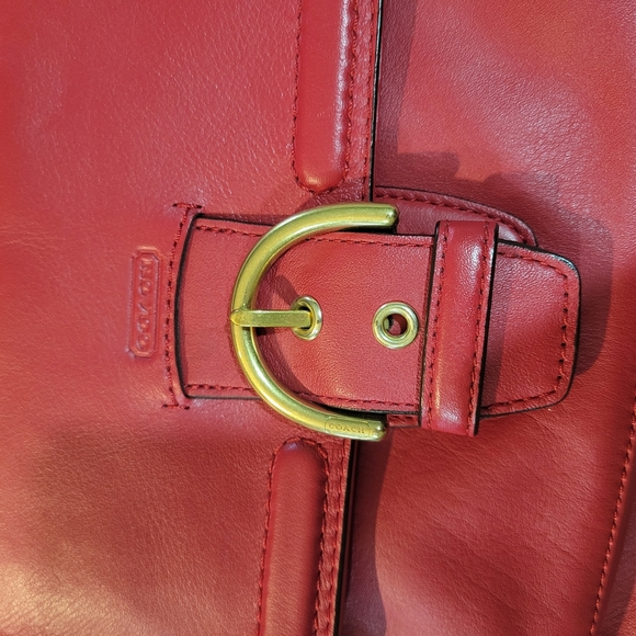 Elegant Red Leather Shoulder Bag - Picture 5 of 16